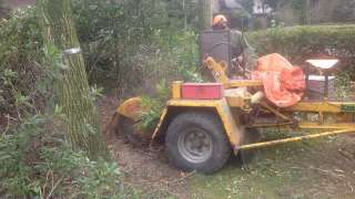 Uitfrezen van stronken met een stronkes frees achter een tractor boomstronk uitfrezen